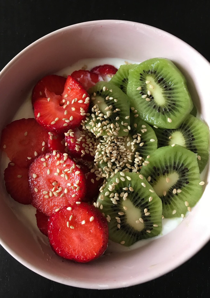 Una foto de Bowl de desayuno con fresas y kiwi 🍓