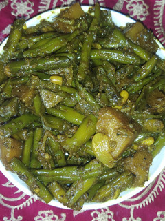बीन्स आलू (beans aloo recipe in Hindi) रेसिपी मुख्य फोटो