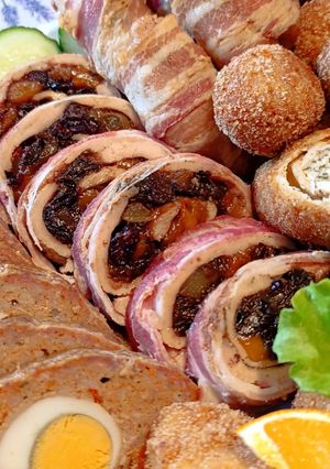 Aszalt gyümölcsös, baconbe tekert csirkemell recept fotója