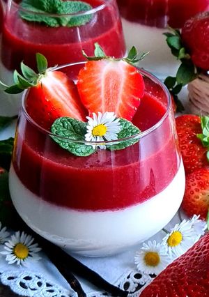 Une photo de Panna cotta à la vanille et son coulis de fraises !!