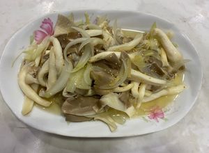 Hình của món Nấm bào ngư xám xào hành tây.