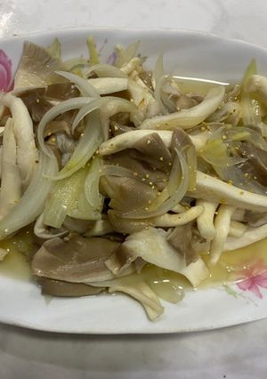 Hình của món Nấm bào ngư xám xào hành tây.