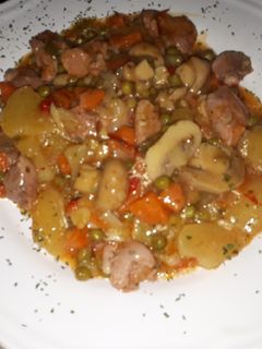 Una foto de Patatas guisadas con pavo y champiñones