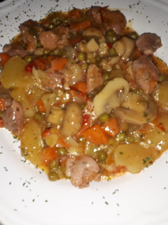 Una foto de Patatas guisadas con pavo y champiñones