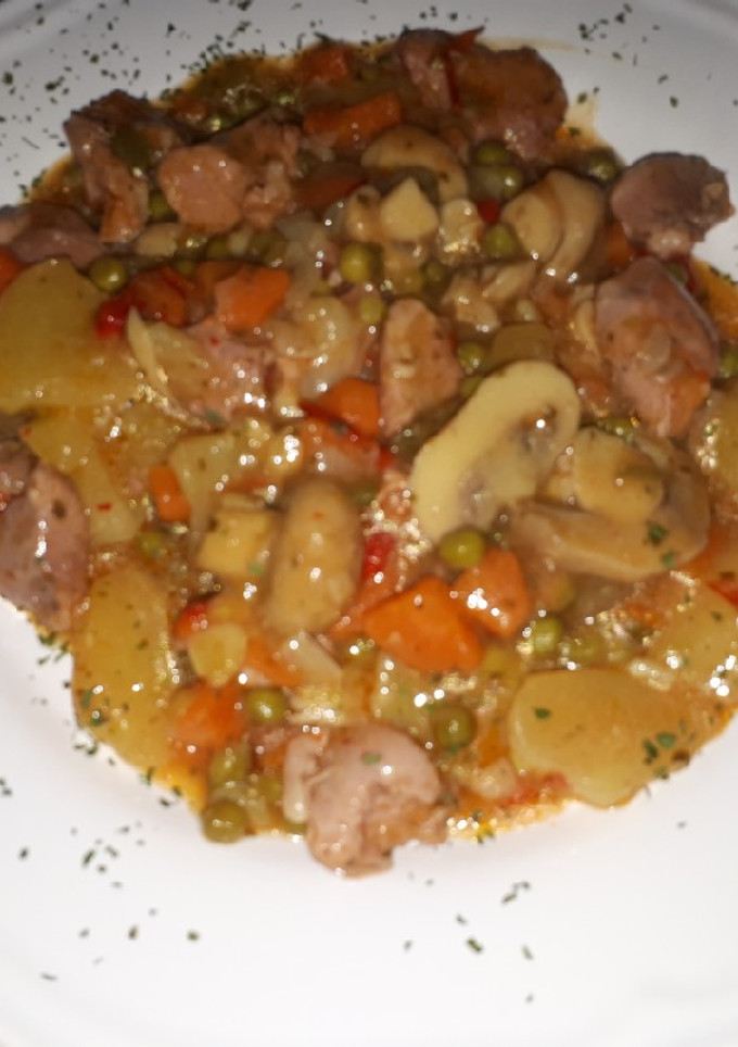 Una foto de Patatas guisadas con pavo y champiñones