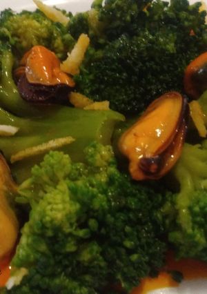 Una foto de Brócoli con mejillones en escabeche