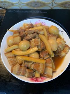 Hình của món Thịt kho trứng dừa.