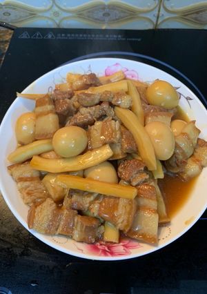 Hình của món Thịt kho trứng dừa.