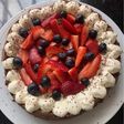 Brownie con crema, frutillas y arándanos