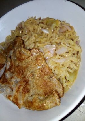 A picture of Indomie with fried egg.