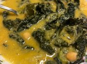 Una foto di zuppa cavolo nero