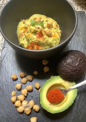 Une photo de Houmous 🧿avocat🥑piment🌶d’espelettes
