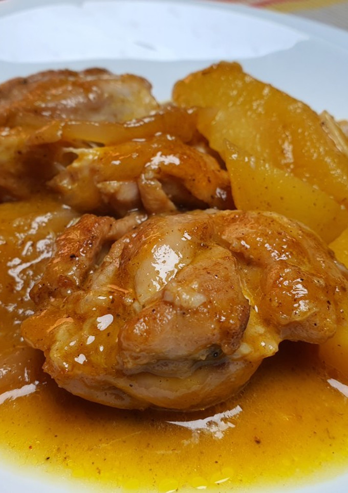 Una foto de Pollo con manzana