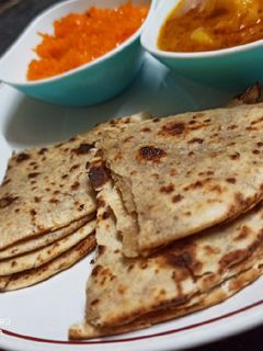 नमक अजवाइन की करारी रोटी (Namak ajwain ki karari roti recipe in hindi) रेसिपी मुख्य फोटो