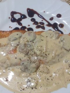 Una foto de Trucha asalmonada con salsa