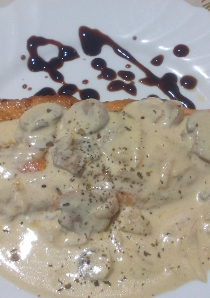 Una foto de Trucha asalmonada con salsa