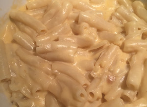 Una foto de Macarrones con queso cheddar caseros