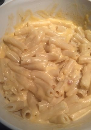 Una foto de Macarrones con queso cheddar caseros