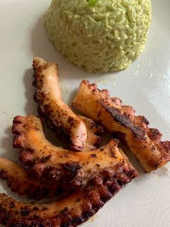 Una foto de Pulpo a la parrilla con arroz y palta