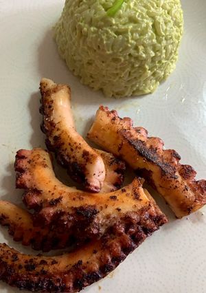 Una foto de Pulpo a la parrilla con arroz y palta
