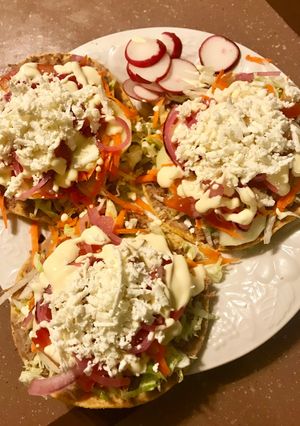 Una foto de Tostadas de carne deshebrada