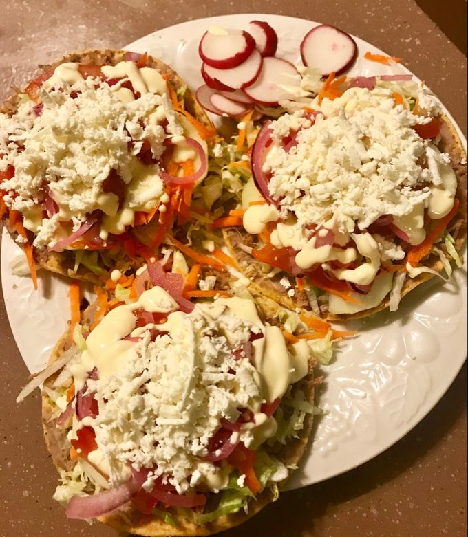 Una foto de Tostadas de carne deshebrada