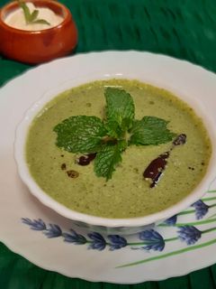 दही पुदीना की चटनी (Dahi pudina ki chutney recipe in hindi) रेसिपी मुख्य फोटो