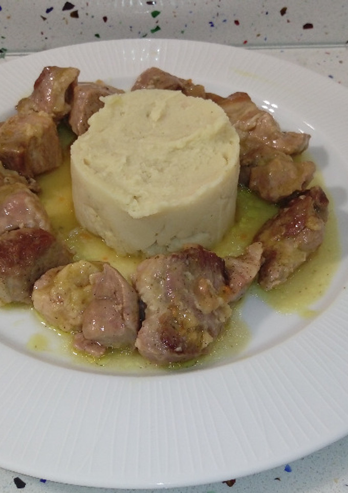 Una foto de Estofado de cerdo a la sidra con puré de patatas