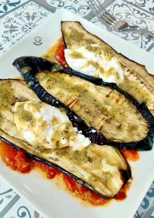 Una foto de Berenjena y tomate asado con burrata y pesto de hierbabuena con nueces
