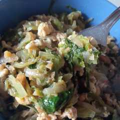 A picture of Lechuga salteada con cacahuetes y huevo.