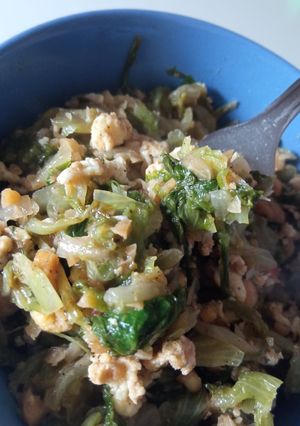 Una foto de Lechuga salteada con cacahuetes y huevo