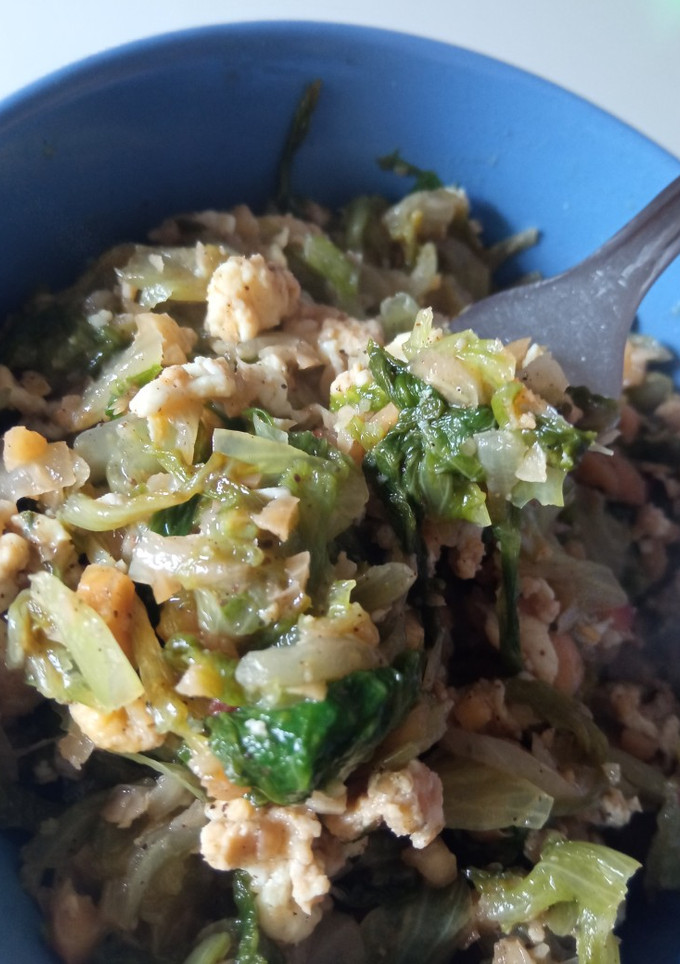 Una foto de Lechuga salteada con cacahuetes y huevo
