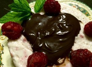 Una foto de Mousse de frambuesas con base borracha de crema de cacao (Me embriaga tu boca que sabe a fresa )
