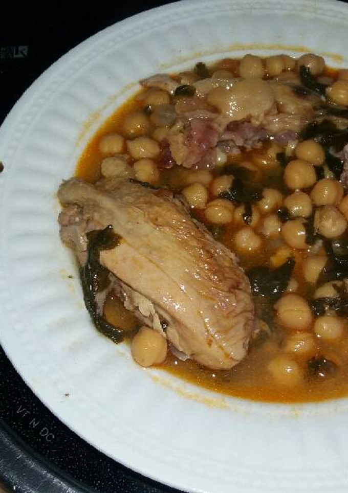 Una foto de Garbanzos con pollo y jamón