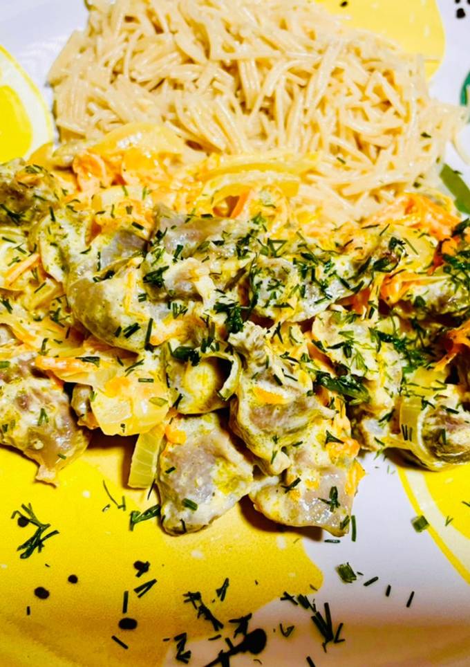 Курячі шлунки тушковані в сметані