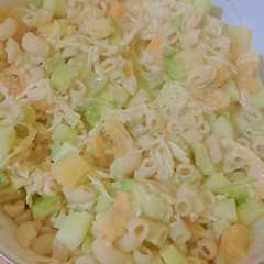 Una foto de 🥗Ensalada cremosa dulce–salada de pollo desmenuzado