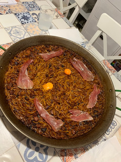 Una foto de Fideuá ibérica