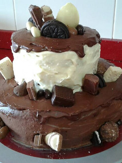 Una foto de Tarta chocolatísima con chorretes (Drip cake)