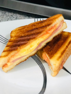 Una foto de Sándwich 🥪 de jamón y queso a la plancha