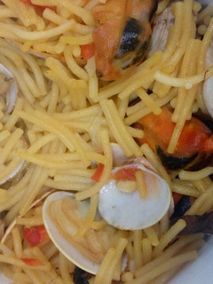 Una foto de Fideos con almejas y mejillones