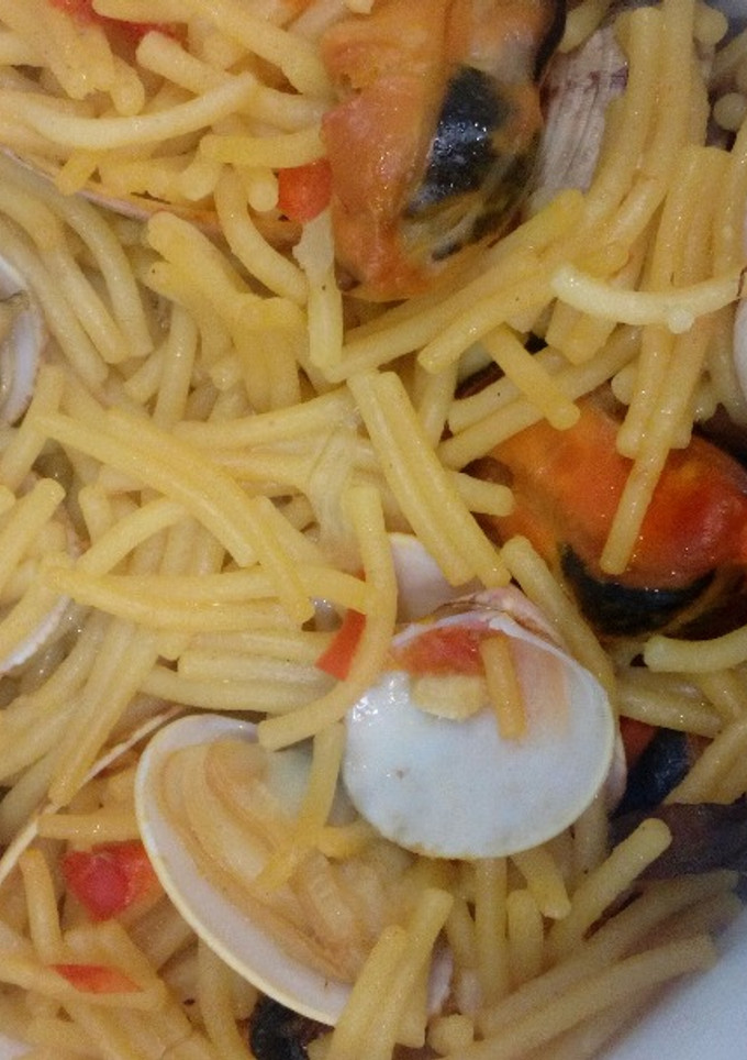 Una foto de Fideos con almejas y mejillones