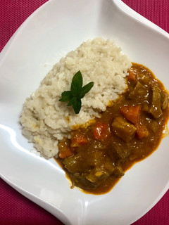 Una foto de Arroz con cerdo especiado al curry