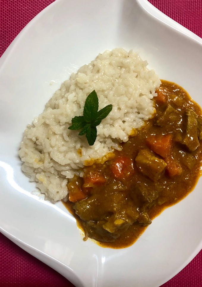 Una foto de Arroz con cerdo especiado al curry