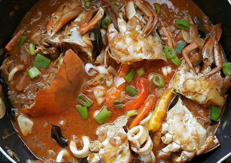 Kepiting & Cumi masak Kari