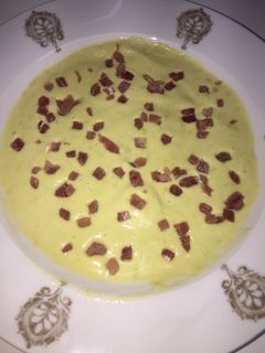 Una foto de Crema de espárragos y guisantes