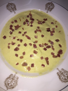 Una foto de Crema de espárragos y guisantes