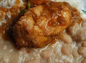 Una foto de Seco de pollo a la norteña con frejoles
