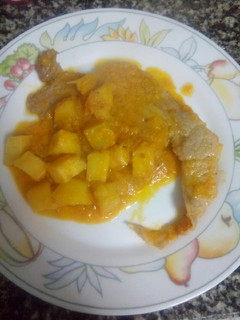 Una foto de Escalope de jamón en salsa con patatas fritas