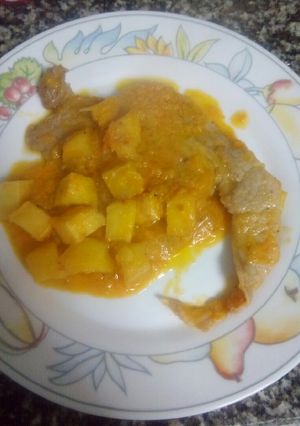 Una foto de Escalope de jamón en salsa con patatas fritas