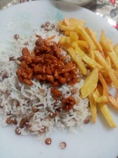 عکسی از دستور عدس پلو با سویا و سیب زمینی سرخ شده